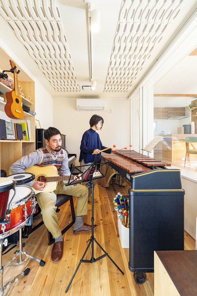 打楽器の反響を抑えるため、音楽室の床はLDKより60㎝ダウン
