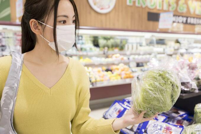 スーパーで野菜を持つ様子
