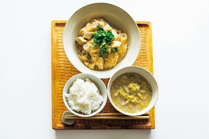 トレイに並ぶ白ごはん、みそ汁、メイン料理