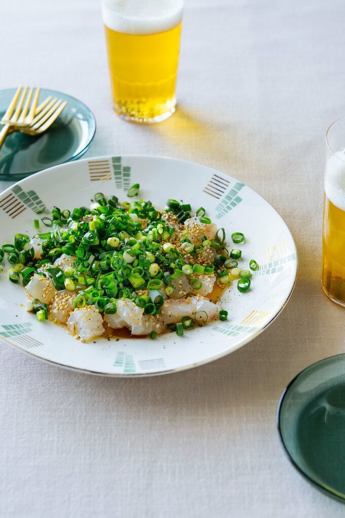 たっぷりの青ネギが決め手!「タイのあつあつゴマ油がけ」