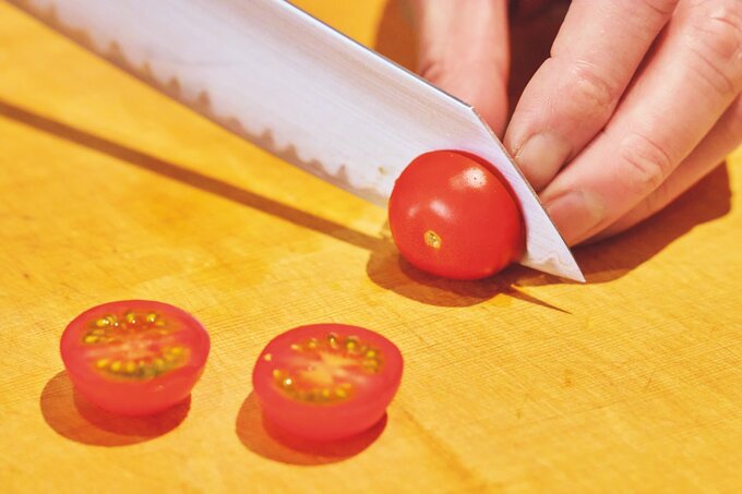 トマトを横半分に切る様子