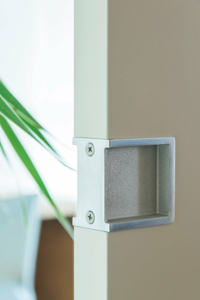 寝室の入り口の引き戸に採用したシルバーの引き手