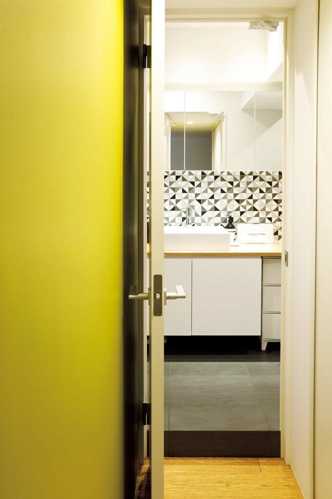 洗面のモザイク風タイル