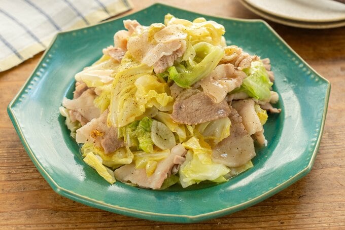春の味覚を味わえる「春キャベツと豚肉のガーリック蒸し煮」のつくり方を紹介します！