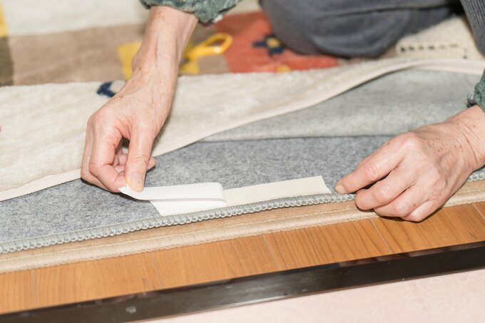 カーペットに両面テープ