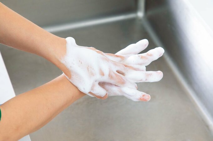 指の間洗っているところ