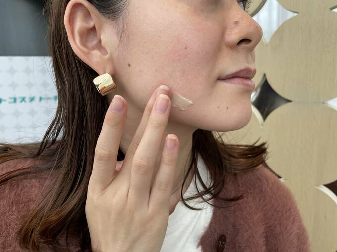 クリームを顎に