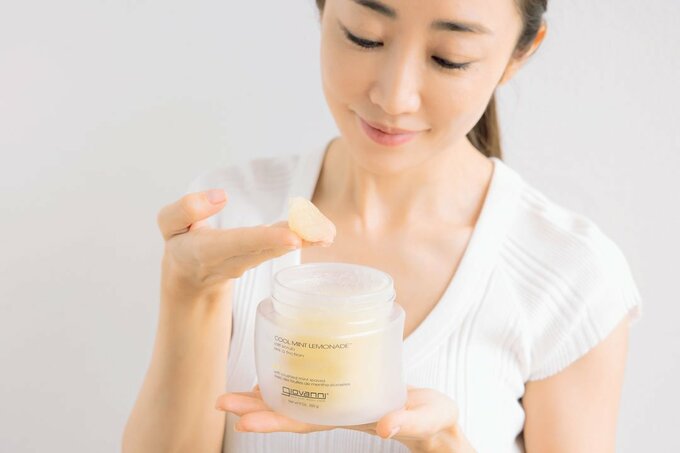 スクラブを手にとる女性