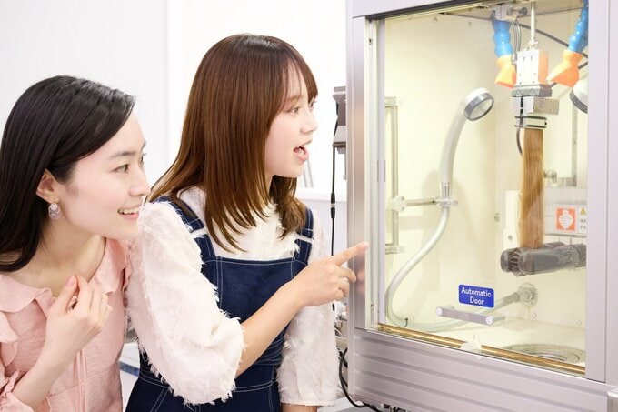 「コーミングテスター」という測定機器を用いてさまざまな状況下でブラッシングを行い、くし通りのなめらかさや摩擦を測定します