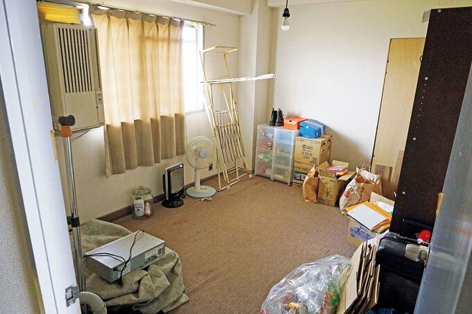 ベージュのカーテンの部屋