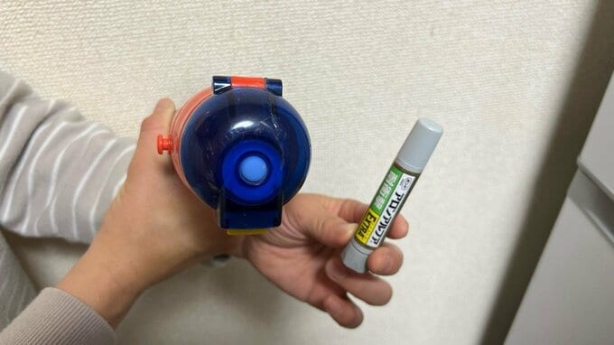 壊れた水筒と接着剤