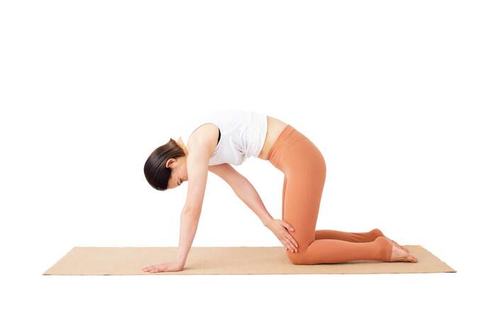 手のひらで太ももの外側をタッチする画像