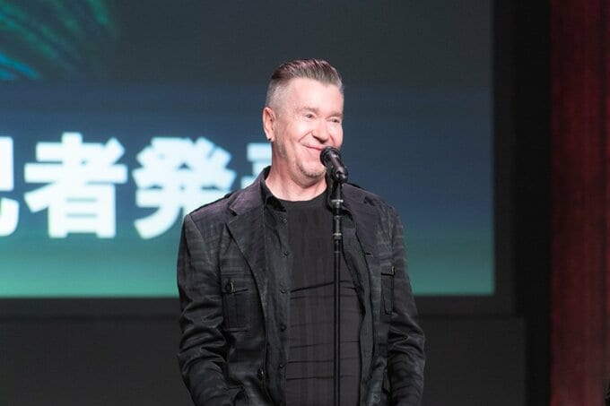 「アリガト」と感謝の気持ちを述べるスミス氏