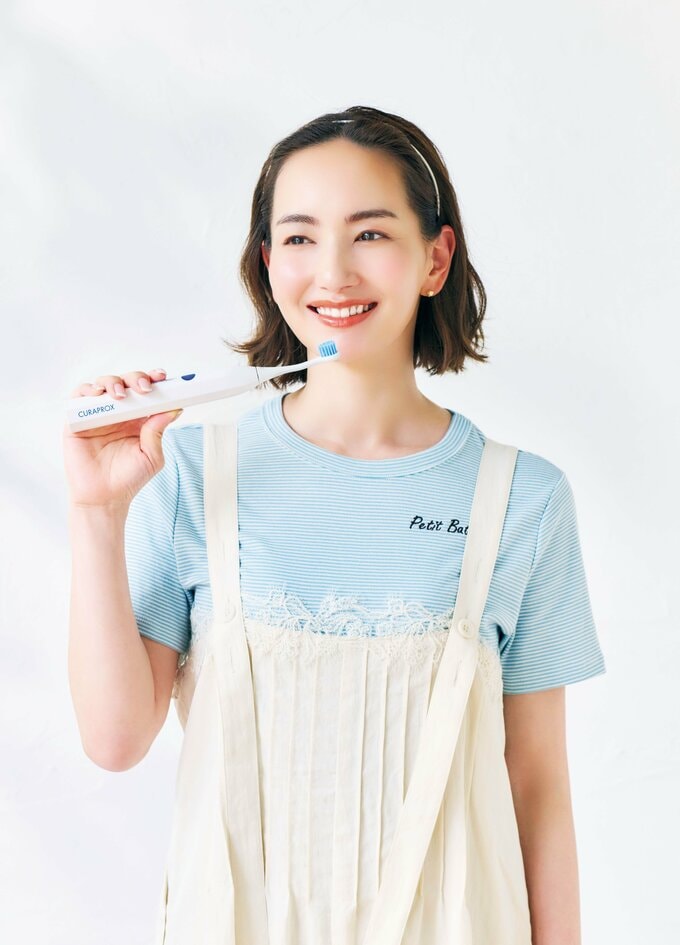歯ブラシをもつ辻元さん