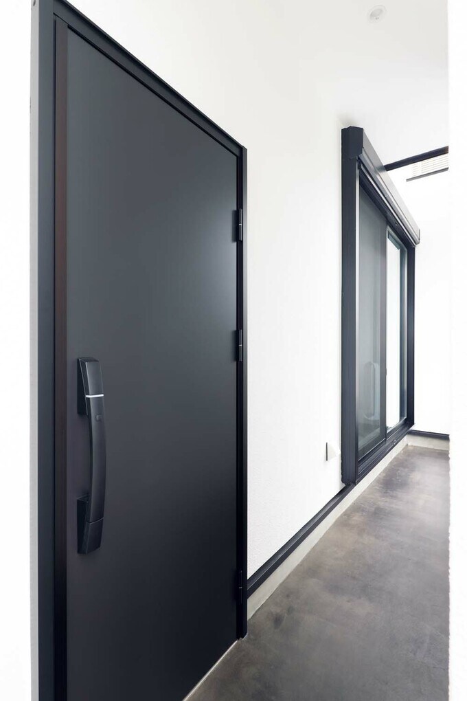 LDKの窓の間に壁