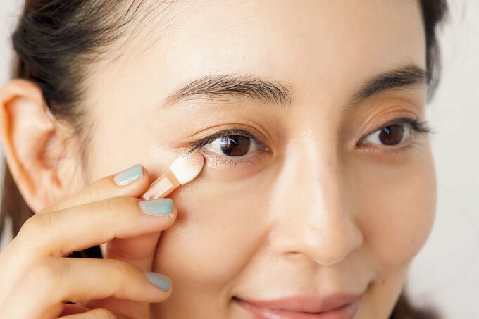 下まぶたの際に伸ばす