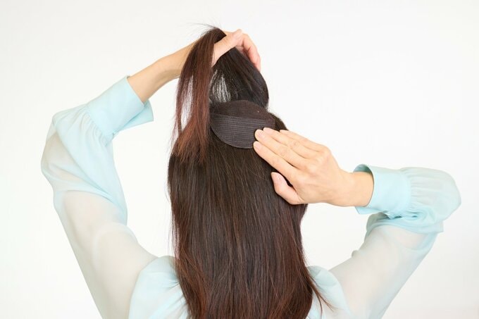 クッションを入れる女性