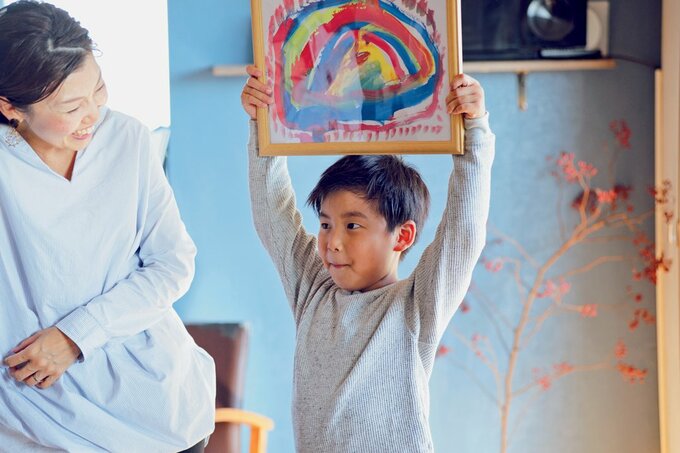 作品をかかげる子ども