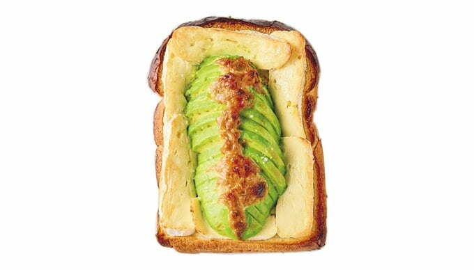 カマンベールとアボカドトースト