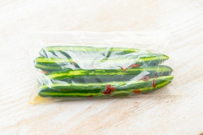 きゅうりを冷蔵庫に入れる