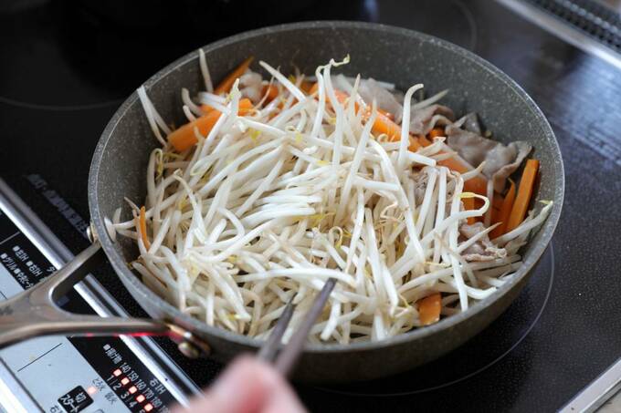 フライパンにモヤシと豚バラニンジン