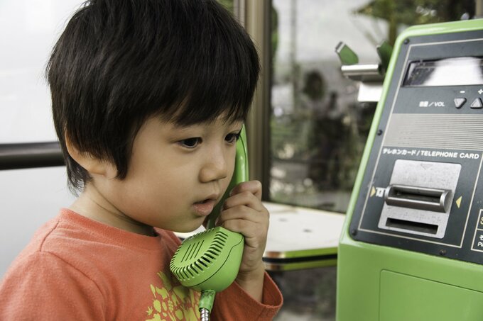 電話をかける子ども