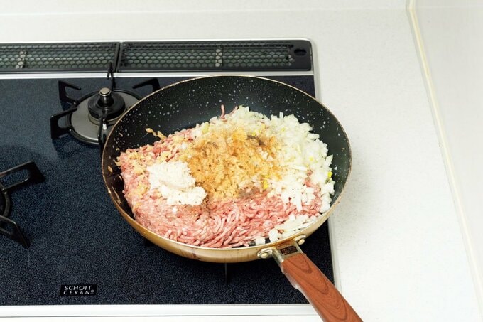 フライパンにひき肉タマネギなど