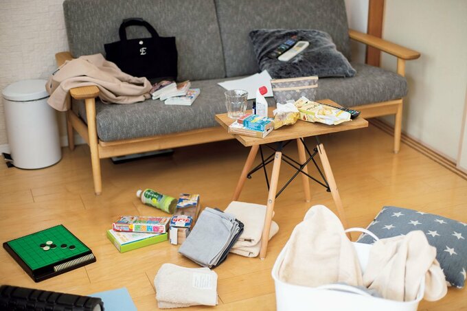 ソファテーブルに荷物
