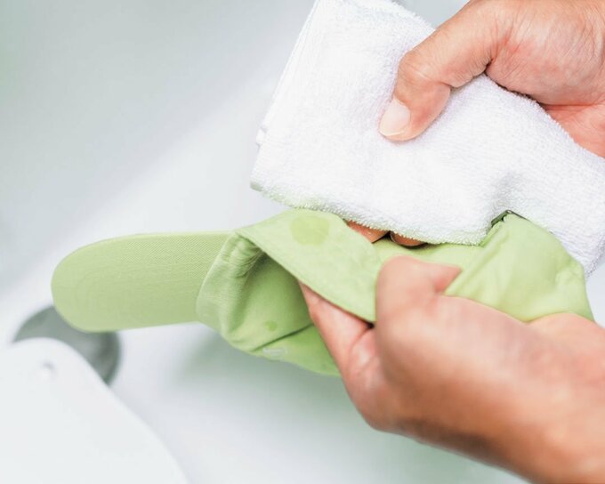 白タオルで帽子を洗う