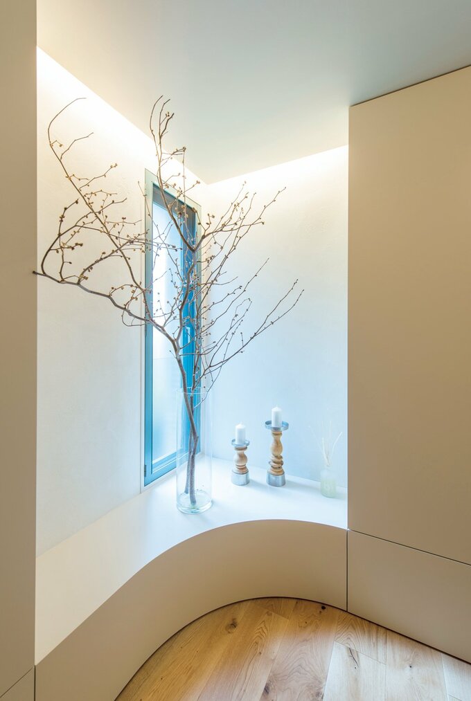 ベンチにもなるコーナーの飾り棚