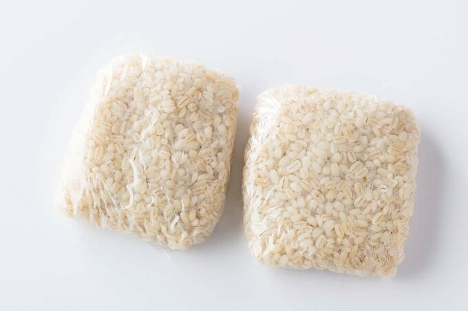 ラップに包んだもち麦