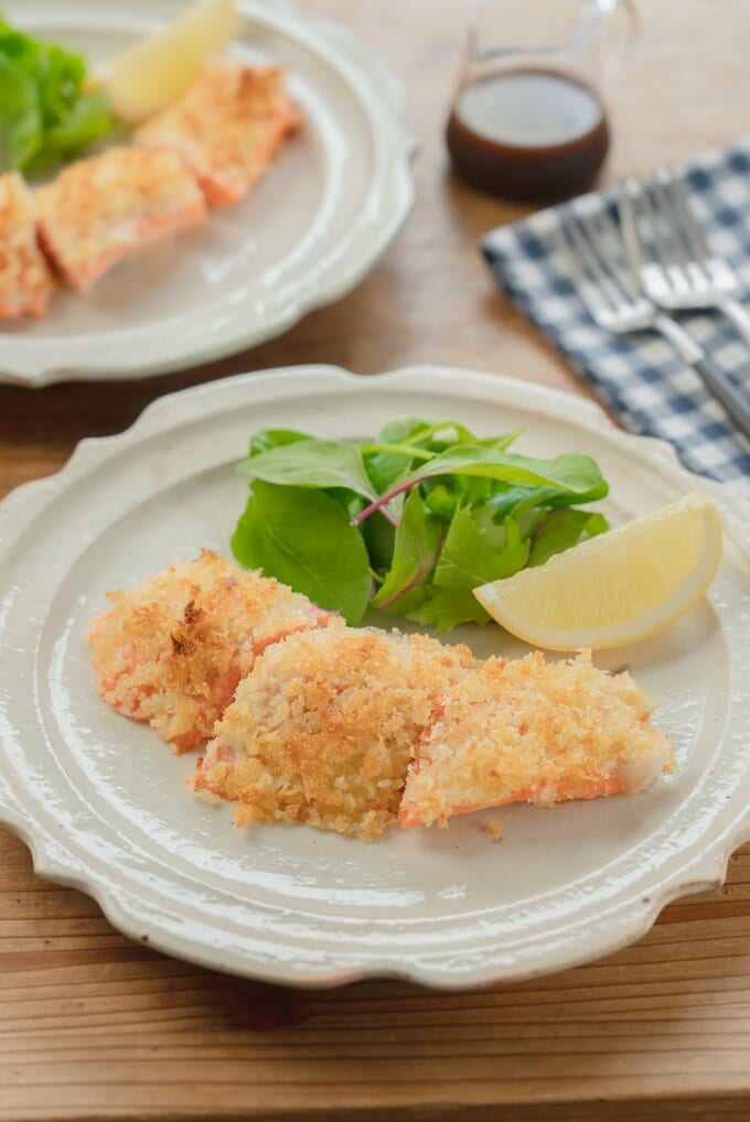 「まるで鮭フライ!トースターでつくる鮭のサクサクパン粉焼き」 完成・食卓の画像