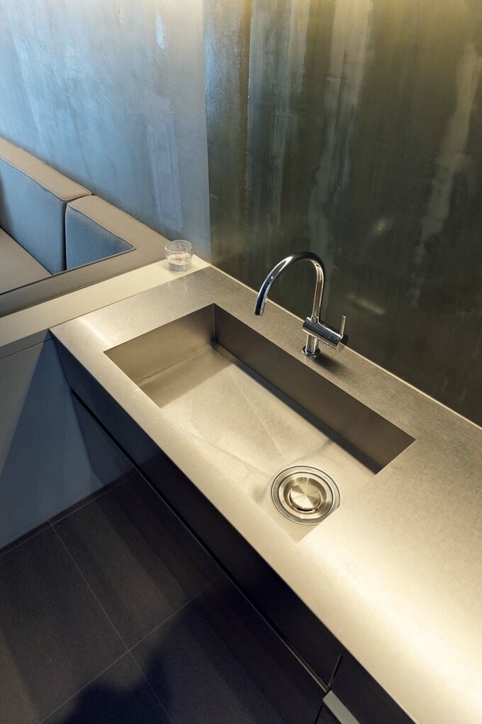 全面ステンレスのシステムキッチン