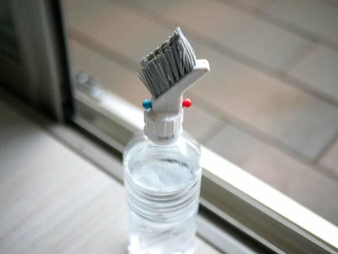 ブラシを水の入ったペットボトルに設置した様子