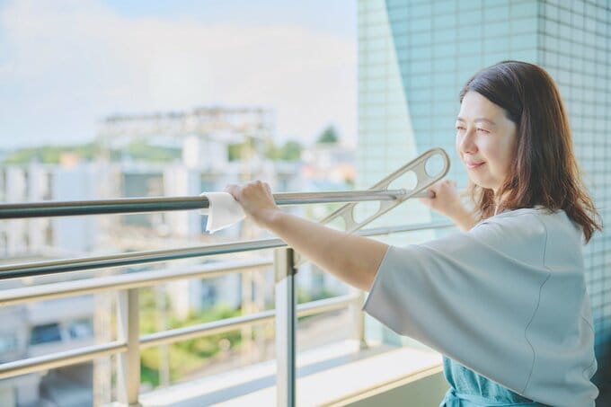 ベランダの手すりをふく