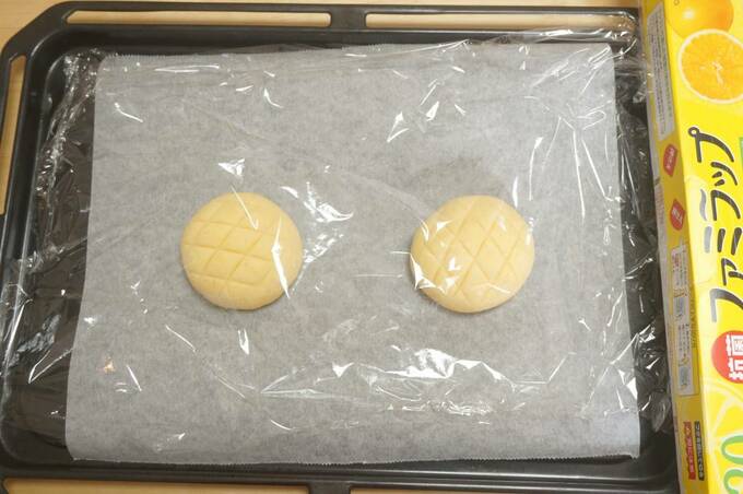 シートの上のパンにラップ