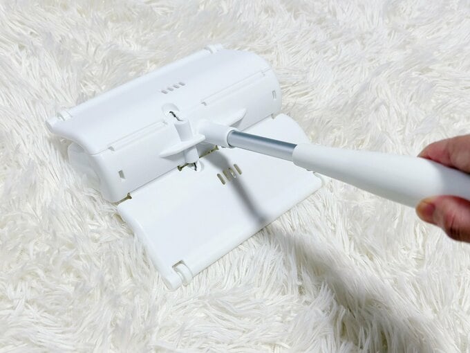 ダイソーの「ケース一体式粘着クリーナー」を紹介します