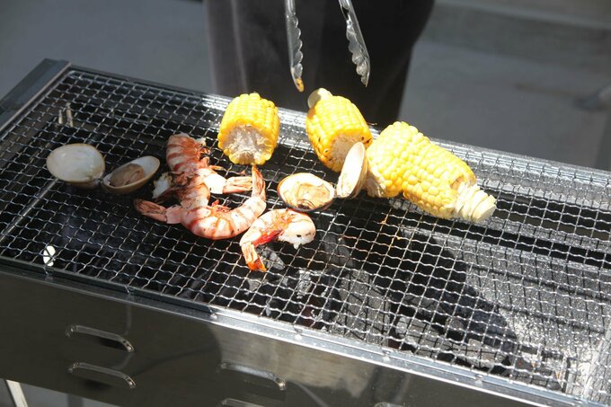 炭火でのバーベキューを楽しむ