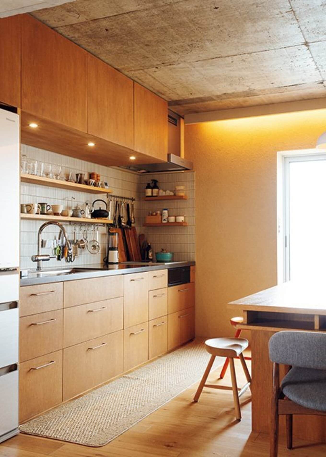 [写真](1ページ目)お手本みたいなキッチンレイアウト。コンパクト＆開放的なのに、きれいに整う建築家夫婦のすまい | ESSEonline ...