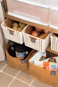 根菜などのストックは、カゴと組み合わせて転がりを防止