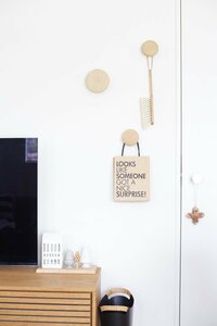 モノを空中収納して、狭い場所でも快適に使いやすく！壁やすき間の活用術