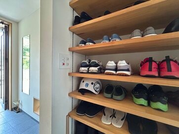 新築の家に住んで9年、トレンドの「来客用の2WAY玄関」はいらなかった。代わりにつくったシューズクロークが大正解