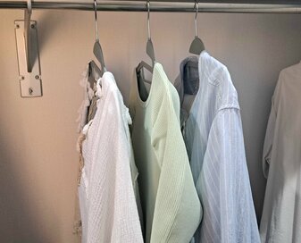 6本入り330円のスリコ「伸び防止ハンガー」。梅雨時の洗濯干し＆クローゼットに万能