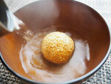 みそ汁が即完成。お湯をかけるだけ「みそ玉」のつくり方