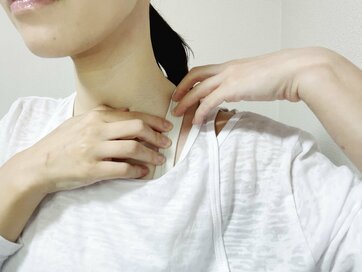 ダイソー110円のアイテムで「インナーのストラップがズレ落ちる」ストレスを解消！チラ見えしなくて優秀