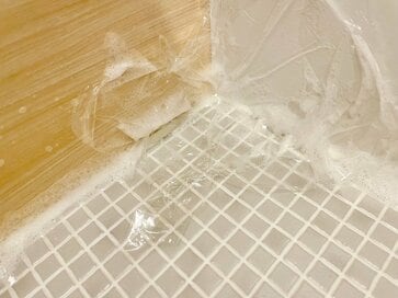 ゴシゴシこするのはNG。一生使える「ゴムパッキンのカビ」をラクに落とす掃除術