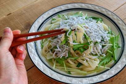 チンするだけでガツンと美味！冷凍うどんでペペロンチーノ