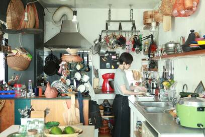 器や調理グッズが大量なのにすっきり。料理家の台所収納