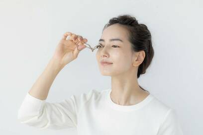 まぶたのたるみが気になったときの対処法。年齢の悩み解消メイク