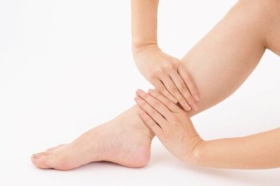 ふくらはぎを押して「尿もれや頻尿」を改善。更年期の不調に助かるツボ2つ　